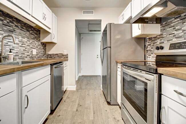 Foto del edificio - 480 N Civic Dr