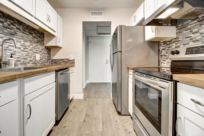 Building Photo - 480 N Civic Dr