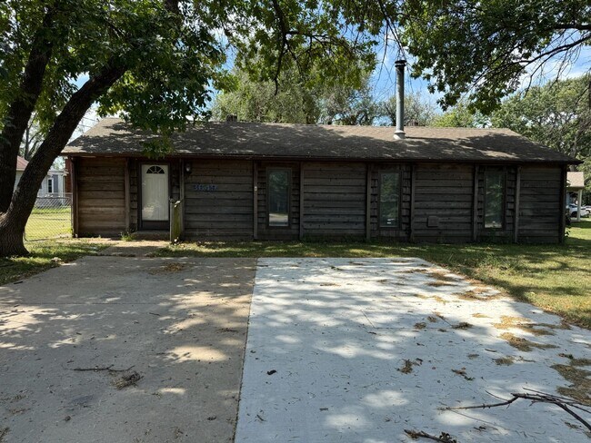 Foto del edificio - 3 bedroom 1 bath near 37th & Topeka