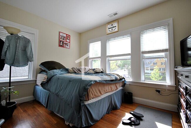 Foto del edificio - 9/1 Renovated 4BR/2BA near Oak Sq, Mass Pike, Brighton Ctr!