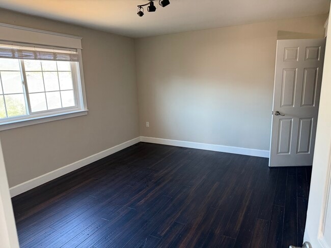 Building Photo - 486 Waskow Dr