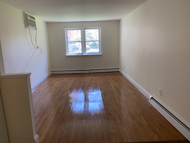 Interior Photo - 8 Reeve Pl