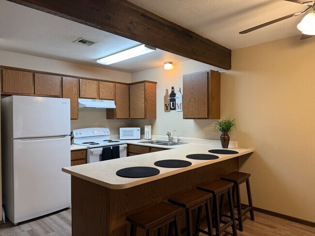 Building Photo - Short term - Furnished Condo- 1 bed 1 & 1/2 bath - 3 month min
