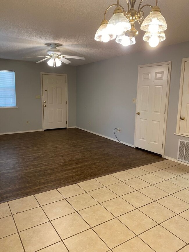Building Photo - 403 Valley Dr