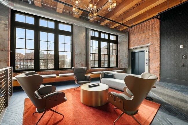 Building Photo - 319 A St