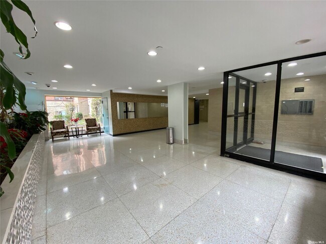 Foto del edificio - 65-50 Wetherole St