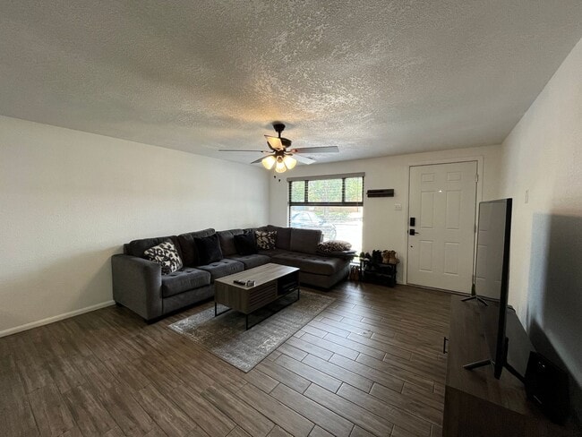 Building Photo - Modern 3 Bedroom 2 Bathroom Home In The NE!