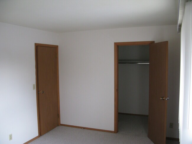 Dormitorio principal (no es la unidad real) - 209 Lake St