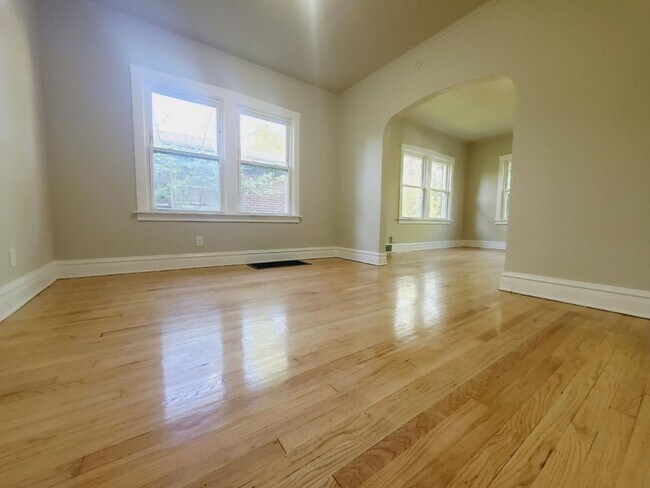 Building Photo - 2 Bed 1 Bath Home