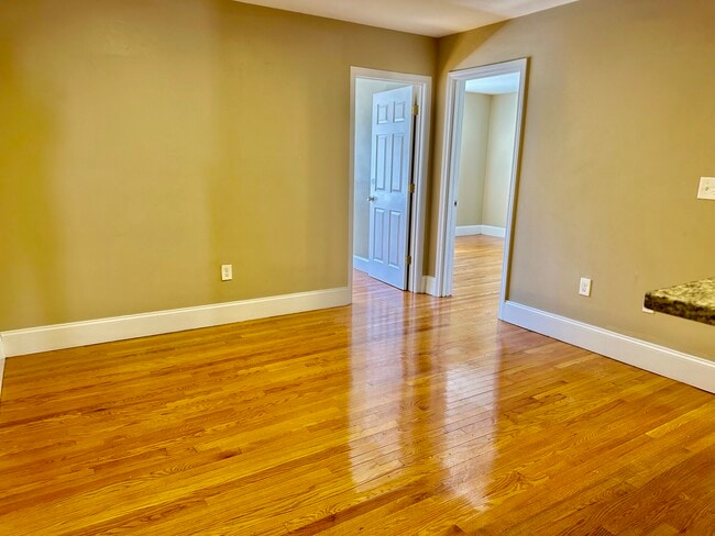 Building Photo - 72 Egmont St