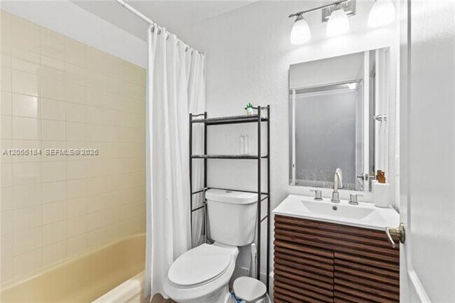 Foto del edificio - 8862 W Flagler St