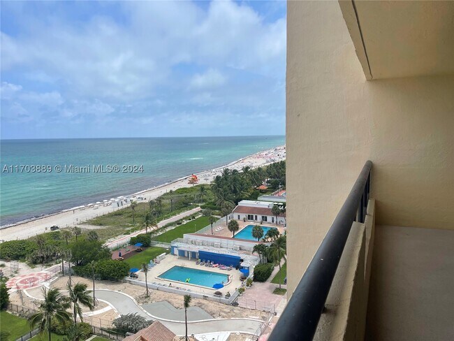 Building Photo - 2555 Collins Ave