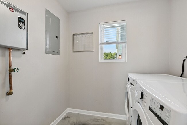 Building Photo - Beautifully Renovated Condo Style Apartment