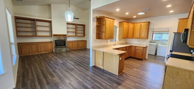 Foto del edificio - Modern Home with Huge Yard