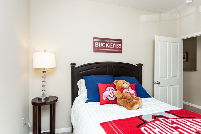 2BR, 2BA - 933 SF - The Easton - The Residences at Liberty Crossing