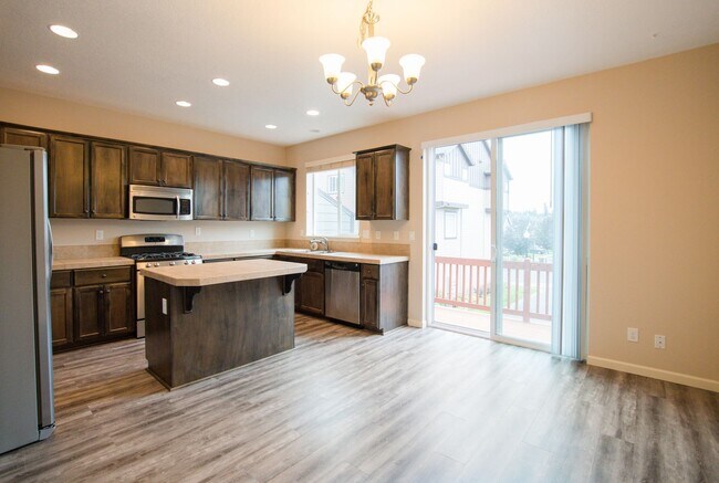 Building Photo - 4 Bedroom Brookwood Crossing Townhome with...