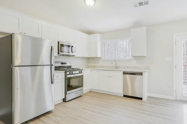 Building Photo - 837 Forest Path