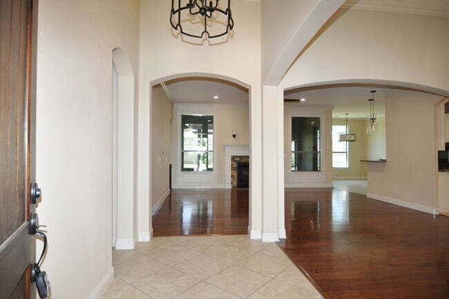 Foto del edificio - COMING SOON/VIEW NOW - Stunning 4-Bedroom Home in NRH with Media Room, Sunroom & Lawn Care Included!