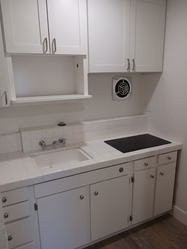 Building Photo - 2 Bedroom Available July 1st Located in Central Davis