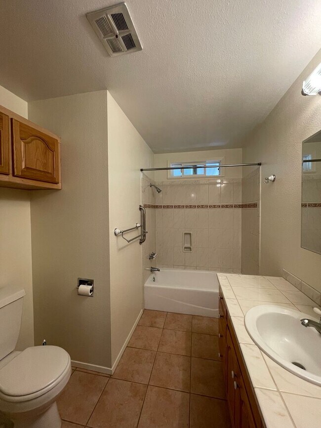 Foto del edificio - Three bedroom, one bath house in desirable...