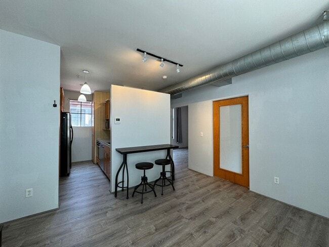 Building Photo - 2 Bedroom Downtown Apartment