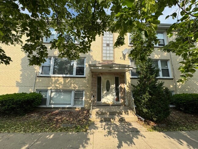 Foto del edificio - 4752 N Menard Ave