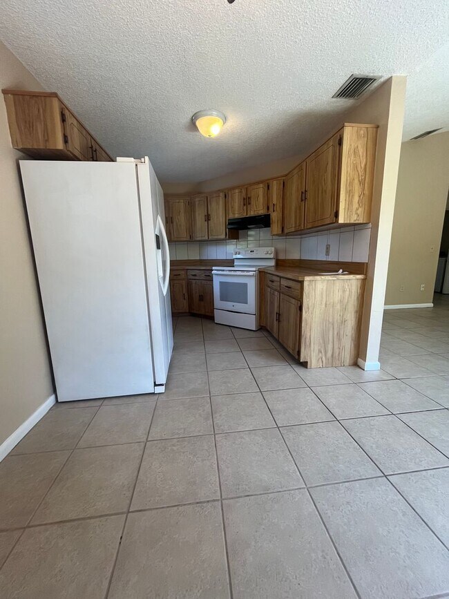 Foto del edificio - Super Cute 3bd 2bath with Florida Room!!