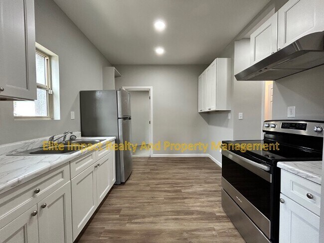 Building Photo - 1330 N Tyndall Ave