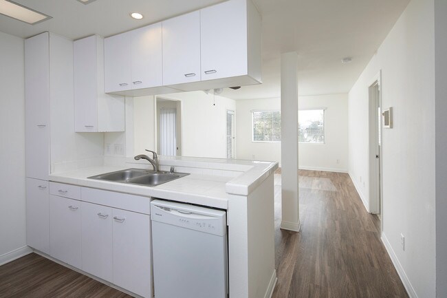 Building Photo - 5538 La Jolla Blvd