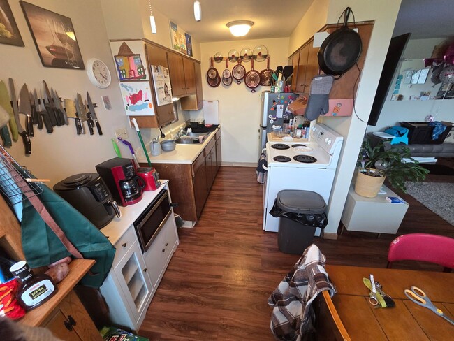 Building Photo - Available August 6! - 2 Bed 1 Bath Apartment