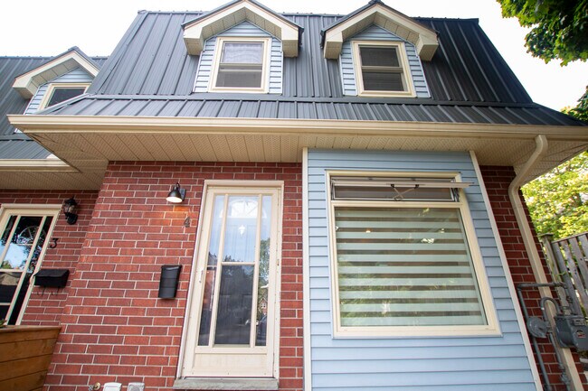 Photo du bâtiment - Woodfield – Beauty! 2 Bdrm 2.5 Bath * Private courtyard * Finished basement!