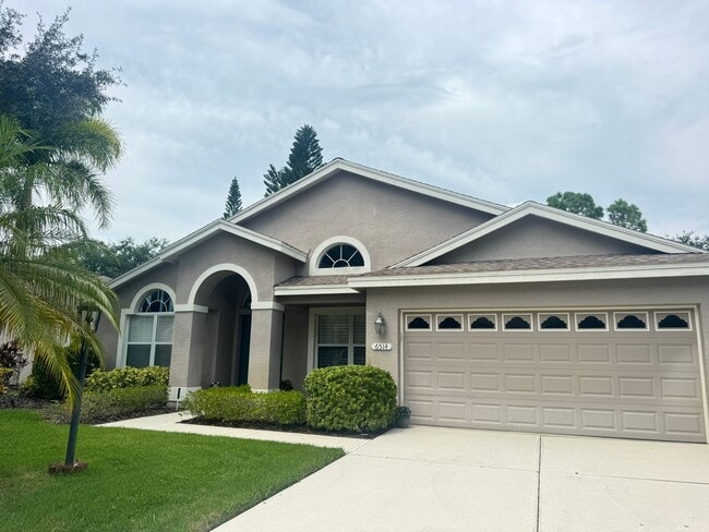 Foto del edificio - 4 Bedroom 2 Bathroom with Garage and Pool! Annual Rental