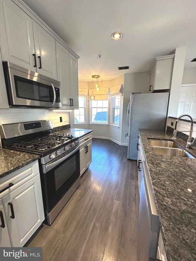 25272 Riffleford Square Unit 304, Chantilly, VA 20152 Room for Rent