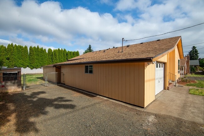 Building Photo - Charming, Newly-Renovated 3 Bed, 1.5 Bath ...