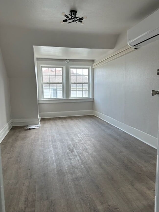 Building Photo - 753 Rossmore Ave