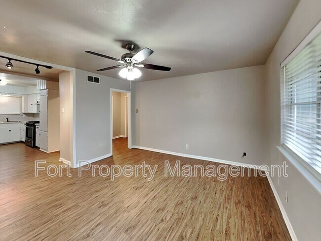 Building Photo - 308 La Salle Dr