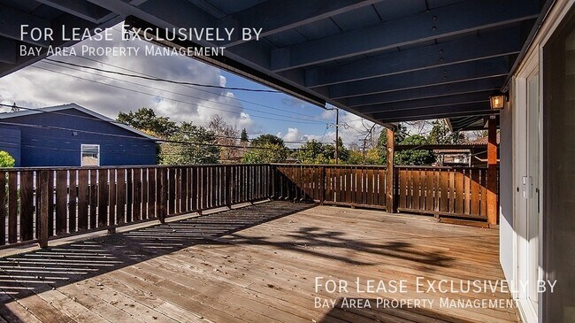 Foto del edificio - Spacious, sunny 3BR/2BA top floor unit wit...
