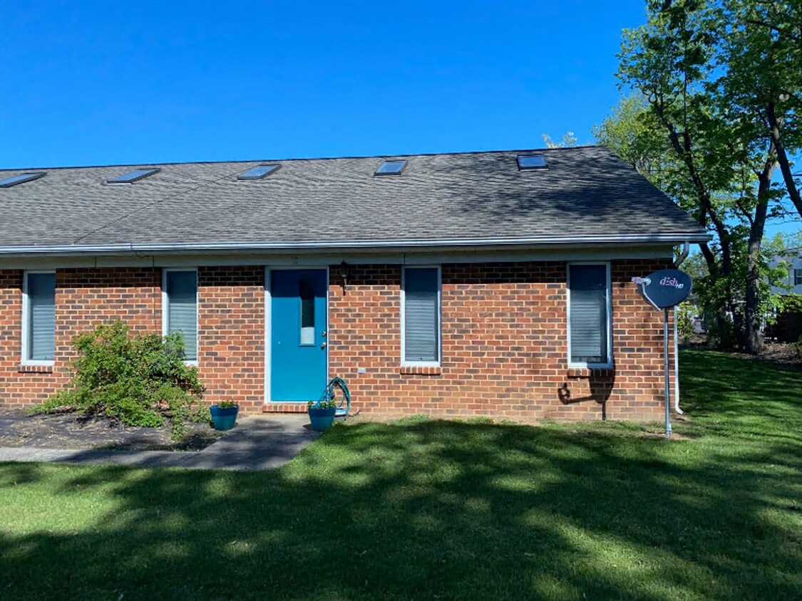 Primary Photo - Cozy, end unit 2 bed/1 bath townhouse