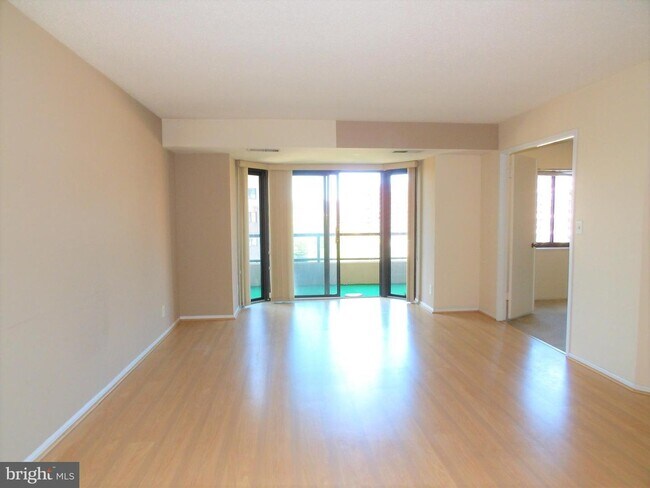 Living room - 1600 N Oak St