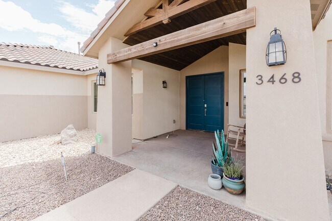 Foto del edificio - Modern 5 Bedroom Home with Solar Panels - ...