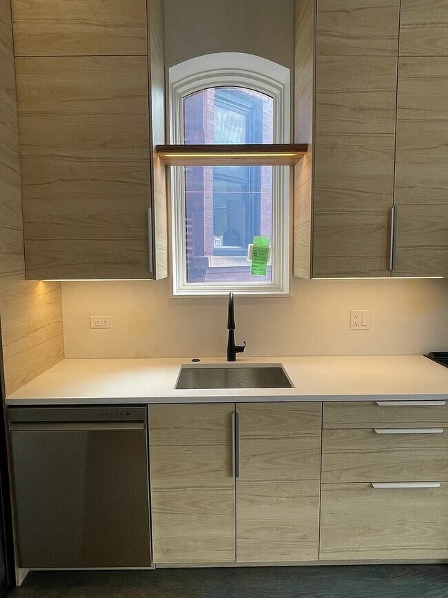 Foto del edificio - 1057 N Wolcott Ave