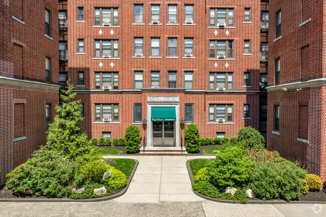 Building Photo - Royal Court