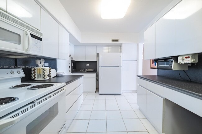 Building Photo - 1408 Brickell Bay Dr