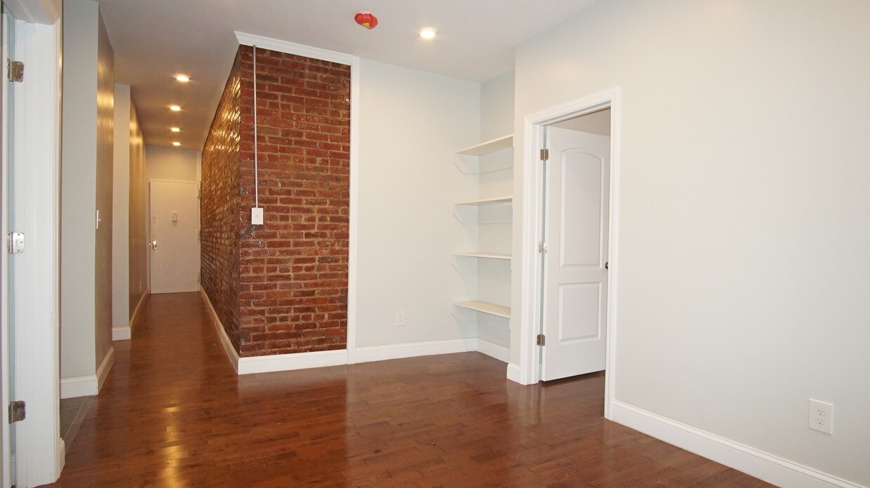 Primary Photo - 530 Isham St