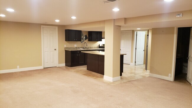 Large kitchen - 3250 Jasmine St