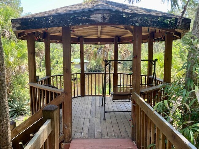Building Photo - Captains' Lodge Old Homosassa