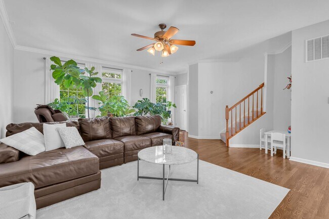 Building Photo - Beautiful 3-level 3 BR 2.5BA Townhome in P...