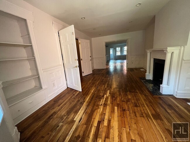 Foto del edificio - 4BR 2BA Historic Limestone Floor Through G...