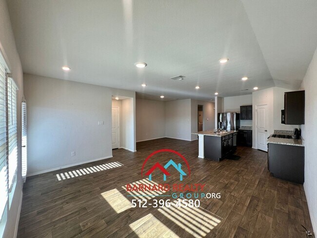 Foto del edificio - Four Bedroom House on Corner Lot