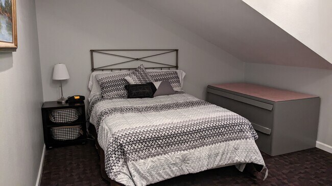 1 bedroom with full size bed - 308 17th Avenue Ct
